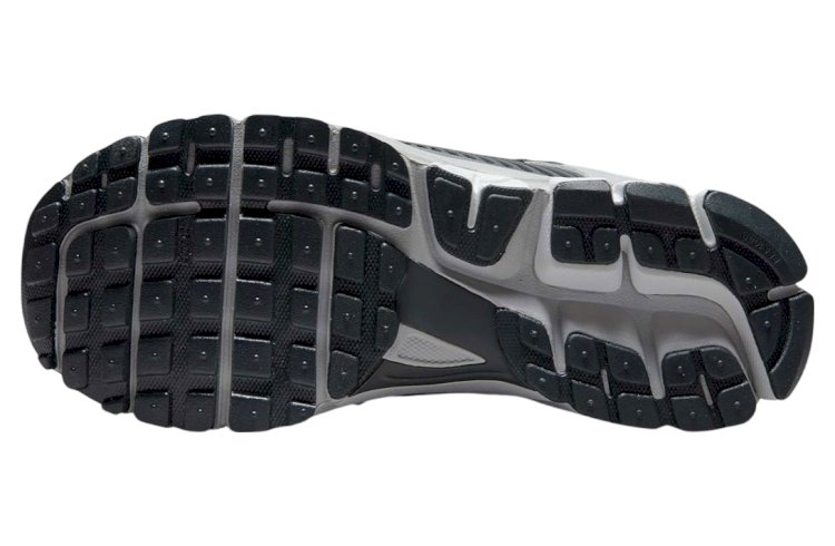 Nike Zoom Vomero 5: Smoke Grey & Peach - A Perfect Blend of Style and Comfort